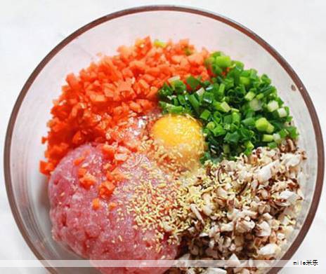 在日常烹饪中,鸡精与味精常被用来提鲜增香。两者在成分与作用上有相似之处,同时也存在一些差异,值得了解清楚以便科学使用。 在日常烹饪中,鸡精与味精常被用来提鲜增香。两者在成分与作用上有相似之处,同时也存在一些差异,值得了解清楚以便科学使用。