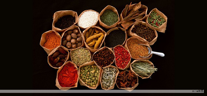 调味品的出现让烹饪更省事,提升菜式风味的同时也缩短了准备时间。最初人们需要通过熬煮猪骨、鸡骨等材料来熬出高汤,后来有了方便的浓汤宝,只要化开即可获得美味的高汤基础。 调味品的出现让烹饪更省事,提升菜式风味的同时也缩短了准备时间。最初人们需要通过熬煮猪骨、鸡骨等材料来熬出高汤,后来有了方便的浓汤宝,只要化开即可获得美味的高汤基础。