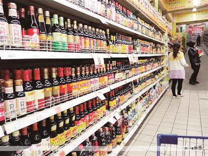 广东省深圳市南山区的一个温馨小区里,住着一位名叫王语嫣的中年女士。她以“美食达人”著称,擅长把平常家常菜做得色香味俱佳,深受家人和邻里的喜爱。最近她的日常却被一个小小调味品困扰,那就是味精。某次在网上看到的关于味精的说法让她倍感担忧,文章称味精可能影响健康,甚至与疾病相关。她回想起自己多年来几乎每道菜都会使用的味精,心中顿时升起担忧与自责,担心对家人的健康造成影响。 广东省深圳市南山区的一个温馨小区里,住着一位名叫王语嫣的中年女士。她以“美食达人”著称,擅长把平常家常菜做得色香味俱佳,深受家人和邻里的喜爱。最近她的日常却被一个小小调味品困扰,那就是味精。某次在网上看到的关于味精的说法让她倍感担忧,文章称味精可能影响健康,甚至与疾病相关。她回想起自己多年来几乎每道菜都会使用的味精,心中顿时升起担忧与自责,担心对家人的健康造成影响。