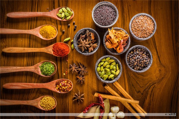 “鲜”是人类在品尝中能感知的基本风味之一。常见的增鲜手段包括鸡精和味精。大众观点往往认为鸡精更优,因其被宣传为以鸡肉为主原料,既有营养又更安全。然而,真实情况需要从成分与科学证据出发逐步厘清。 “鲜”是人类在品尝中能感知的基本风味之一。常见的增鲜手段包括鸡精和味精。大众观点往往认为鸡精更优,因其被宣传为以鸡肉为主原料,既有营养又更安全。然而,真实情况需要从成分与科学证据出发逐步厘清。