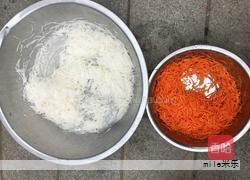 味精又称谷氨酸钠,是常用的增鲜剂,广泛用于中餐、汤品与调味汁等。它本身不提供营养价值,但能提升食品鲜香,刺激食欲,从而有助于改善进食感觉与消化表现。关于味精对某些疾病的治疗作用,学界意见不一,现有证据未能确立其作为治疗药物的功效;不过应避免长期大量摄入,以免对健康产生不利影响。 味精又称谷氨酸钠,是常用的增鲜剂,广泛用于中餐、汤品与调味汁等。它本身不提供营养价值,但能提升食品鲜香,刺激食欲,从而有助于改善进食感觉与消化表现。关于味精对某些疾病的治疗作用,学界意见不一,现有证据未能确立其作为治疗药物的功效;不过应避免长期大量摄入,以免对健康产生不利影响。