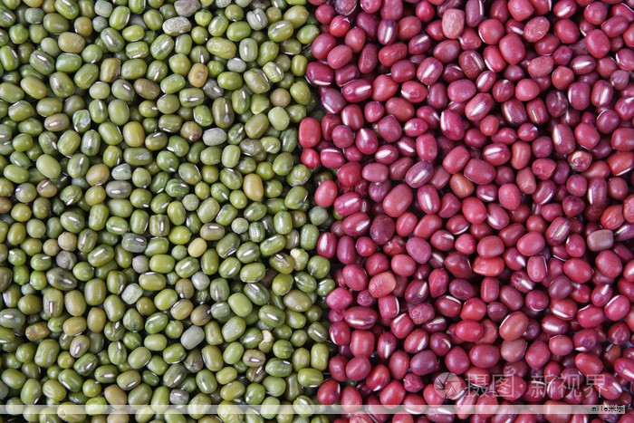 最近在整理健身餐的调味思路,发现口味层次其实可以更多样化。日常中,以油盐酱醋为基础,生抽用来提鲜、老抽来上色,几道经典菜也就应运而生。但要做到口感多变,靠复合酱才更有惊喜感。很多复合酱的底料来自豆瓣酱或豆豉,前者以蚕豆为原料,后者多用黄豆或黑豆。经由微生物发酵,豆类的蛋白质转化为香气丰富的氨基酸,带来浓郁而柔和的风味,真正击中舌尖。 最近在整理健身餐的调味思路,发现口味层次其实可以更多样化。日常中,以油盐酱醋为基础,生抽用来提鲜、老抽来上色,几道经典菜也就应运而生。但要做到口感多变,靠复合酱才更有惊喜感。很多复合酱的底料来自豆瓣酱或豆豉,前者以蚕豆为原料,后者多用黄豆或黑豆。经由微生物发酵,豆类的蛋白质转化为香气丰富的氨基酸,带来浓郁而柔和的风味,真正击中舌尖。