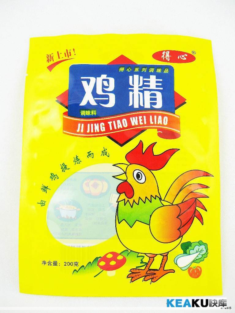 朋友突然来访，想喝冷饮却忘记提前冷藏？不用慌，湿毛巾降温法来救场。先将毛巾充分湿润并拧干后紧紧包裹住饮料瓶，再把整瓶放进冰箱冷冻室。湿润的毛巾在低温下蒸发吸热，能快速带走瓶身热量，大约15到20分钟后就能品尝到凉爽口感。与直接放入冷冻室相比，这种方法更高效，能在短时间内达到理想温度。操作要点是毛巾湿润但不过于滴水，包裹要贴合且均匀，取出后静置片刻再开盖享用。