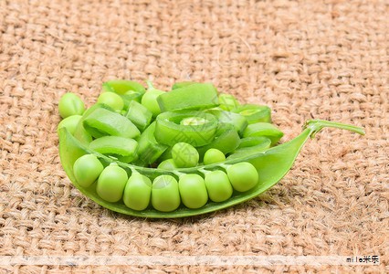 不少人对“化学食品”和味精存在担忧,担心其中的添加成分会影响健康。即使明确知道味精的存在,仍有家人坚持选购更贵的调味品,不愿意购买便宜的版本。 不少人对“化学食品”和味精存在担忧,担心其中的添加成分会影响健康。即使明确知道味精的存在,仍有家人坚持选购更贵的调味品,不愿意购买便宜的版本。