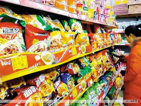 一部以九龙城老字号糖水铺张兴记为叙事核心的港式温情家庭片,现已在全国范围上映。影片讲述固执匠人张兴与女儿承业在母亲病重与店铺拆迁的双重压力下,逐渐从彼此的疏离走向理解与和解。通过这对父女的情感与矛盾,展现潮州匠人家庭在时代变迁中的坚守与传承,给观众带来一种治愈心灵的观影体验。 一部以九龙城老字号糖水铺张兴记为叙事核心的港式温情家庭片,现已在全国范围上映。影片讲述固执匠人张兴与女儿承业在母亲病重与店铺拆迁的双重压力下,逐渐从彼此的疏离走向理解与和解。通过这对父女的情感与矛盾,展现潮州匠人家庭在时代变迁中的坚守与传承,给观众带来一种治愈心灵的观影体验。