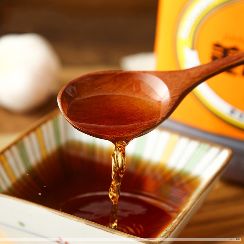 传统观念常将日常调味品归为三类:生抽、老抽和普通酱油。它们在颜色、风味和用途上各有侧重,掌握要点后能让菜肴更显层次与鲜美。 传统观念常将日常调味品归为三类:生抽、老抽和普通酱油。它们在颜色、风味和用途上各有侧重,掌握要点后能让菜肴更显层次与鲜美。