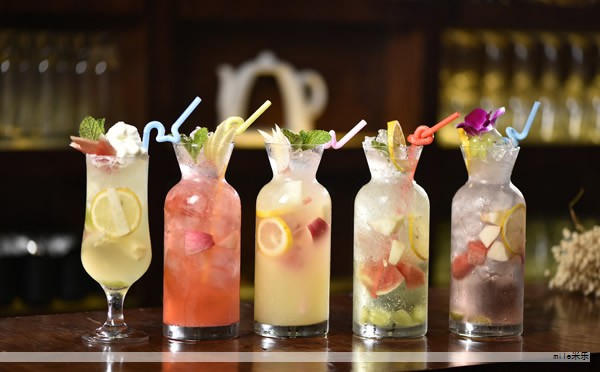 鸡精在日常烹调中广泛使用,能提鲜增香,受到许多家庭喜爱。然而,近期的食品安全抽检揭示部分鸡精产品存在不合格情况。重庆新三鼎食品有限公司生产的金鼎鸡精调味料经检验,菌落总数为2.8×10^4 CFU/g,标准值为≤1×10^4 CFU/g;大肠菌群为130 MPN/100 g,标准值为≤90 MPN/100 g。两项均超出标准,属于不符合国家食品安全规定的情况。 鸡精在日常烹调中广泛使用,能提鲜增香,受到许多家庭喜爱。然而,近期的食品安全抽检揭示部分鸡精产品存在不合格情况。重庆新三鼎食品有限公司生产的金鼎鸡精调味料经检验,菌落总数为2.8×10^4 CFU/g,标准值为≤1×10^4 CFU/g;大肠菌群为130 MPN/100 g,标准值为≤90 MPN/100 g。两项均超出标准,属于不符合国家食品安全规定的情况。