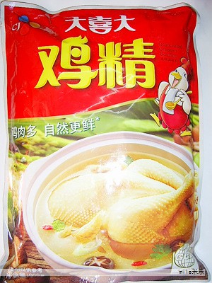 鸡精与味精是日常烹饪中常见的增鲜调味品。味精以谷氨酸钠为主要成分,能提升菜肴的香气与鲜味;鸡精则以鸡肉提取物为基础,经过提取和浓缩,呈现出鸡肉的鲜香风味。网络上常见的健康担忧多源于误解与使用方式,下面从科学角度解读并给出健康的使用建议。 鸡精与味精是日常烹饪中常见的增鲜调味品。味精以谷氨酸钠为主要成分,能提升菜肴的香气与鲜味;鸡精则以鸡肉提取物为基础,经过提取和浓缩,呈现出鸡肉的鲜香风味。网络上常见的健康担忧多源于误解与使用方式,下面从科学角度解读并给出健康的使用建议。
