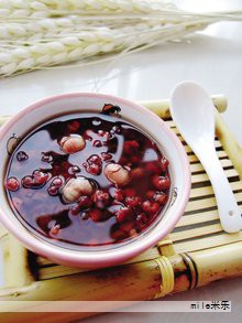 六一国际儿童节临近,商场、超市和电商平台围绕儿童产品展开密集促销,儿童零食的品类繁多,令人眼花缭乱。家长在选购时常困惑:如何在孩子成长关键阶段挑选有营养的零食,避免买到垃圾食品或假冒伪劣品?本次走访聚焦儿童零食市场的现实情况,整理出以下要点。 六一国际儿童节临近,商场、超市和电商平台围绕儿童产品展开密集促销,儿童零食的品类繁多,令人眼花缭乱。家长在选购时常困惑:如何在孩子成长关键阶段挑选有营养的零食,避免买到垃圾食品或假冒伪劣品?本次走访聚焦儿童零食市场的现实情况,整理出以下要点。