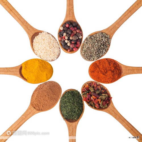 调味品是提升家常菜与餐馆菜口感的关键要素。本文围绕常用调味品的分类、特性与正确使用方法展开,帮助你打好调味基础,提升厨艺水平。 调味品是提升家常菜与餐馆菜口感的关键要素。本文围绕常用调味品的分类、特性与正确使用方法展开,帮助你打好调味基础,提升厨艺水平。