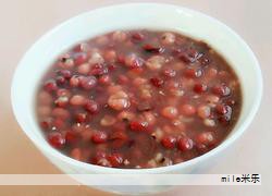 民以食为天,味道决定菜肴的魅力。酱油是日常厨房的必备调味品,选对好酱油能让菜肴更鲜美。下面从起源、工艺、选购要点到日常吃法,带你全面了解酱油。 民以食为天,味道决定菜肴的魅力。酱油是日常厨房的必备调味品,选对好酱油能让菜肴更鲜美。下面从起源、工艺、选购要点到日常吃法,带你全面了解酱油。