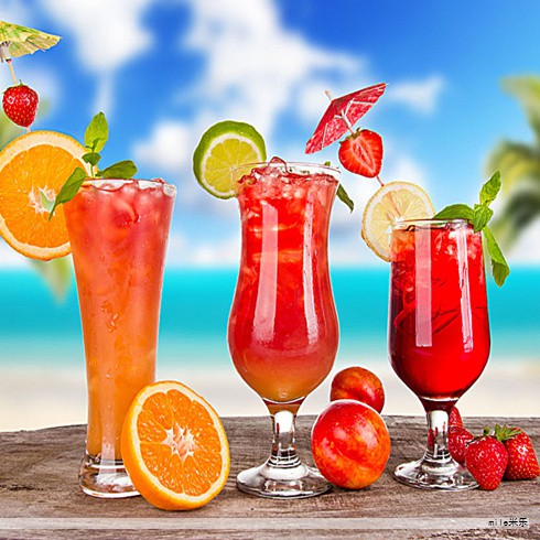 日本在酱油文化中的地位不可忽视,酱油已成为日常烹饪的关键调味品,也是和食风味的核心表现之一。日本人常把酱油视为将甜、酸、咸、苦、香五种风味完美融合的调味品。当前日本市场的酱油品类繁多,按日本农林规格(JAS)可以分为六大类,综合以颜色、香气和口味来区分。总体来看,浓口酱油占比超过80%,淡口约占15%,其余几类合计不足5%。 日本在酱油文化中的地位不可忽视,酱油已成为日常烹饪的关键调味品,也是和食风味的核心表现之一。日本人常把酱油视为将甜、酸、咸、苦、香五种风味完美融合的调味品。当前日本市场的酱油品类繁多,按日本农林规格(JAS)可以分为六大类,综合以颜色、香气和口味来区分。总体来看,浓口酱油占比超过80%,淡口约占15%,其余几类合计不足5%。