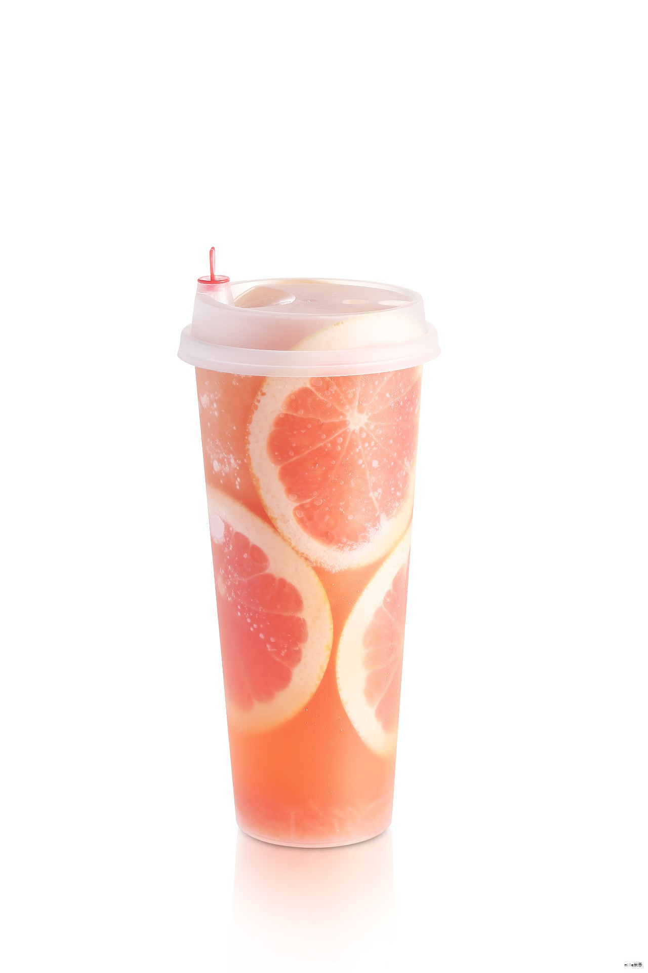 在促销层面,国内市场持续掀起一波“扫码即奖”活动热潮,围绕“喝红牛,赢25周年礼”的口号推出海量红包与价值高额的纪念金牌回馈,持续放大中国红牛的市场影响力。 在促销层面,国内市场持续掀起一波“扫码即奖”活动热潮,围绕“喝红牛,赢25周年礼”的口号推出海量红包与价值高额的纪念金牌回馈,持续放大中国红牛的市场影响力。