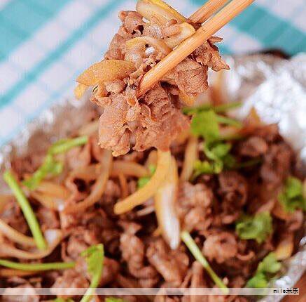 在餐饮行业进入存量竞争的新阶段,火锅品牌要想稳健生存,甚至实现更大突破,必须以独特的味觉记忆驱动复购。某些风味,一经尝试便难以忘怀,火锅便是其中典型;一念之想,便让人垂涎欲滴。味觉的深刻记忆来自调味的关键作用,义太太火锅调味粉因此而诞生——将美味嵌入记忆,让情感场景与味觉体验相互绑定,使久经时间考验的好味道常驻心头。 在餐饮行业进入存量竞争的新阶段,火锅品牌要想稳健生存,甚至实现更大突破,必须以独特的味觉记忆驱动复购。某些风味,一经尝试便难以忘怀,火锅便是其中典型;一念之想,便让人垂涎欲滴。味觉的深刻记忆来自调味的关键作用,义太太火锅调味粉因此而诞生——将美味嵌入记忆,让情感场景与味觉体验相互绑定,使久经时间考验的好味道常驻心头。