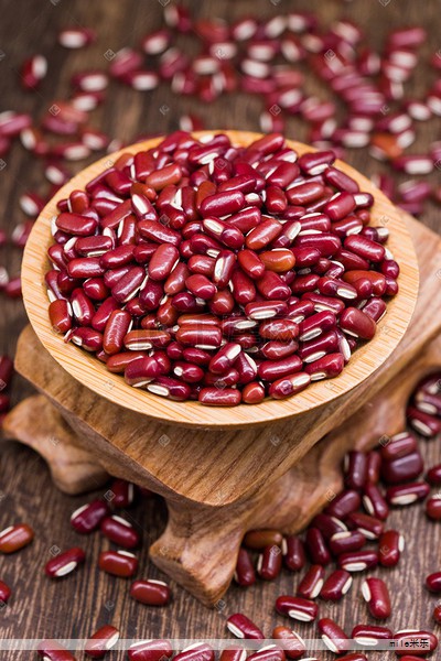 夏季气温升高,厨房有时会出现令人不快的场景:打开酱油瓶,瓶内竟有蠕动的小虫。这不仅影响食欲,也让人对食品安全产生担忧。实际上,酱油生虫的原因并非酱油本身,而是一种偏好酱类、并具特殊繁殖方式的苍蝇——酱亚麻蝇。 夏季气温升高,厨房有时会出现令人不快的场景:打开酱油瓶,瓶内竟有蠕动的小虫。这不仅影响食欲,也让人对食品安全产生担忧。实际上,酱油生虫的原因并非酱油本身,而是一种偏好酱类、并具特殊繁殖方式的苍蝇——酱亚麻蝇。