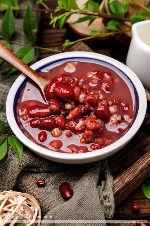 调味品是烹饪不可或缺的手段,合理运用能提升菜肴的色、香、味,激发食欲。下列内容对常见调味品的分类、代表性品种及其作用作了梳理,便于学习与实际操作。 调味品是烹饪不可或缺的手段,合理运用能提升菜肴的色、香、味,激发食欲。下列内容对常见调味品的分类、代表性品种及其作用作了梳理,便于学习与实际操作。