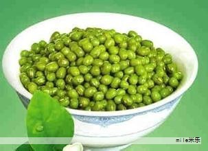 在经历咖啡与啤酒领域的扩张后,平价茶饮巨头蜜雪冰城正尝试进入早餐市场,成为其多元化布局的新一步。通过社群和朋友圈发起的早餐偏好调查,引发网友对于“雪王要卖早餐”的热议。 在经历咖啡与啤酒领域的扩张后,平价茶饮巨头蜜雪冰城正尝试进入早餐市场,成为其多元化布局的新一步。通过社群和朋友圈发起的早餐偏好调查,引发网友对于“雪王要卖早餐”的热议。