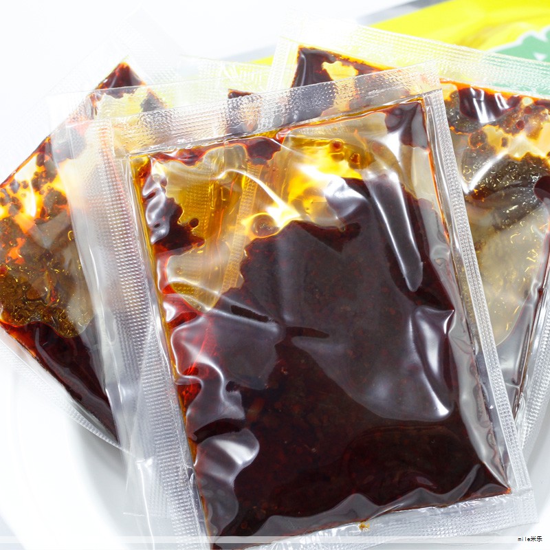 出现胸闷、气促时需提高警惕,慢性阻塞性肺疾病(COPD)是一种长期累积性的肺部疾病,易在不经意间带来并发症。长期吸烟是最常见的诱因,此外空气污染、工作环境的有害气体刺激以及反复的呼吸道炎症也可能促发疾病进展。若不及时干预,患者容易发展为呼吸衰竭或肺源性心脏病。这类并发症若得不到控制,可能进一步加重肺心、心肺功能损害,甚至危及生命。 出现胸闷、气促时需提高警惕,慢性阻塞性肺疾病(COPD)是一种长期累积性的肺部疾病,易在不经意间带来并发症。长期吸烟是最常见的诱因,此外空气污染、工作环境的有害气体刺激以及反复的呼吸道炎症也可能促发疾病进展。若不及时干预,患者容易发展为呼吸衰竭或肺源性心脏病。这类并发症若得不到控制,可能进一步加重肺心、心肺功能损害,甚至危及生命。