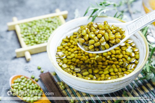 谷雨时节,湿气易困脾胃,春末将至,肝气也趋旺盛,需格外护理脾胃以防夏季虚火上炎。脾为后天之本,偏好干燥和温养,湿困则运化受阻,易出现食欲下降、腹胀、腹泻、乏力等表现。以下四法,帮助调养脾胃、祛除湿气,顺应春末养生节律,打好入夏的基础。 谷雨时节,湿气易困脾胃,春末将至,肝气也趋旺盛,需格外护理脾胃以防夏季虚火上炎。脾为后天之本,偏好干燥和温养,湿困则运化受阻,易出现食欲下降、腹胀、腹泻、乏力等表现。以下四法,帮助调养脾胃、祛除湿气,顺应春末养生节律,打好入夏的基础。