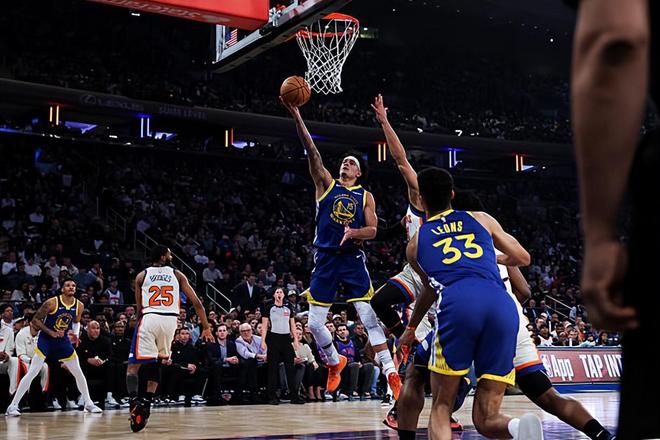 尼克斯半场逆转勇士 桑托斯准三双难救主