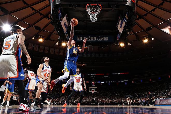 尼克斯半场逆转勇士 桑托斯准三双难救主