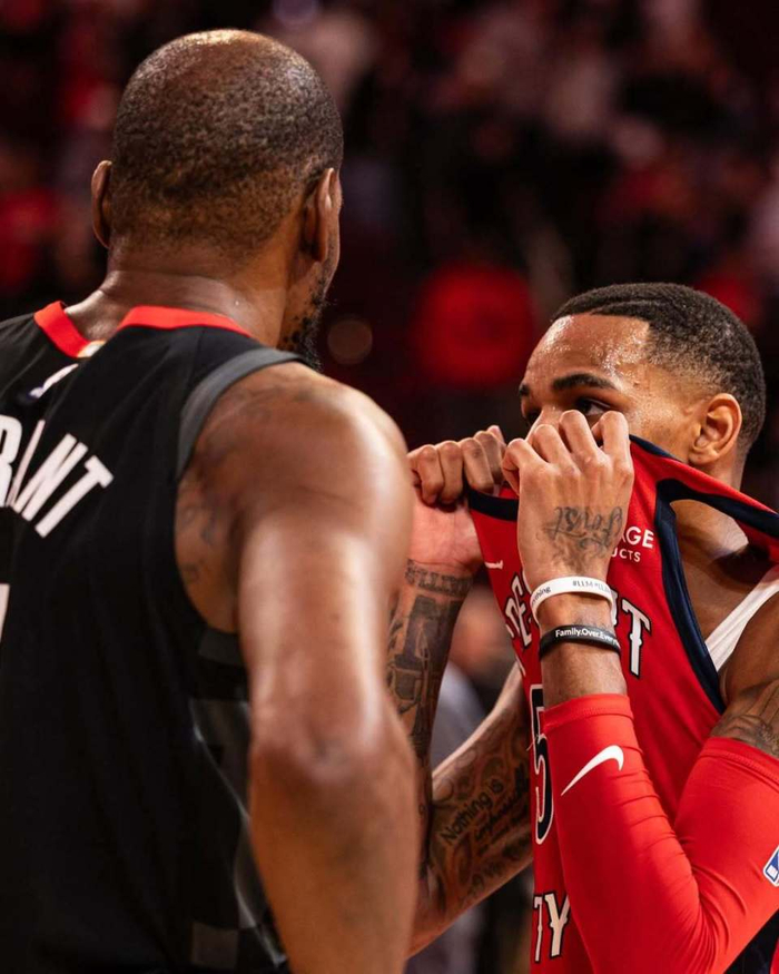 德章泰-默里与杜兰特赛后致意 鹈鹕惜败火箭