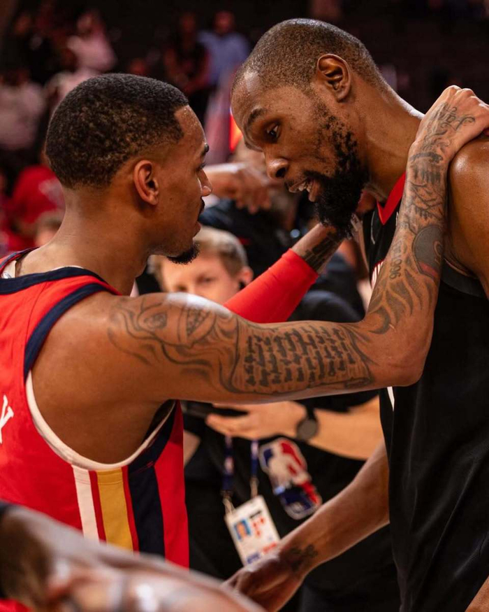 德章泰-默里与杜兰特赛后致意 鹈鹕惜败火箭