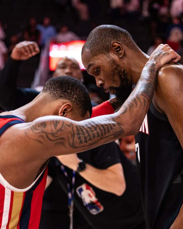 德章泰-默里与杜兰特赛后致意 鹈鹕惜败火箭