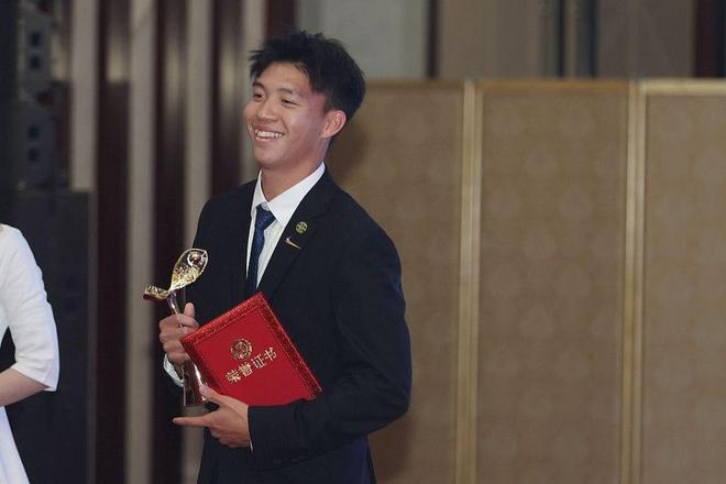 19岁国足红星王钰栋：留洋之路未易走 金靴荣誉