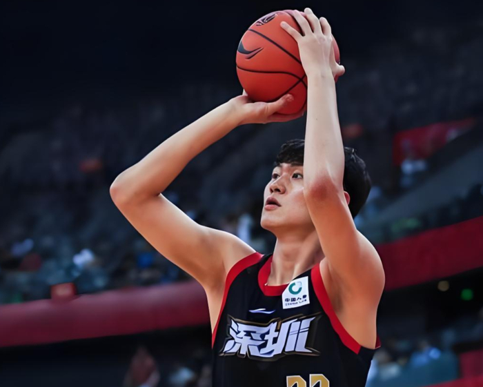 21岁锋线新星王浩然砍32分率深圳队大胜广厦队