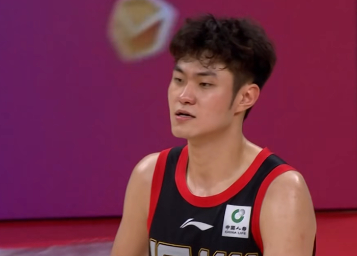 21岁锋线新星王浩然砍32分率深圳队大胜广厦队