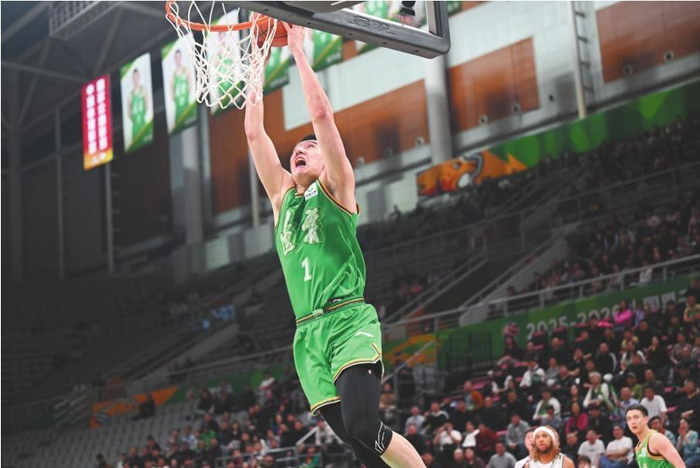 辽宁男篮东北德比失利暂列第九，季后赛席位悬