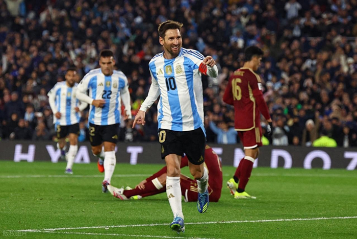 2021年金球奖与世足奖评选周期差异引发莱万与梅