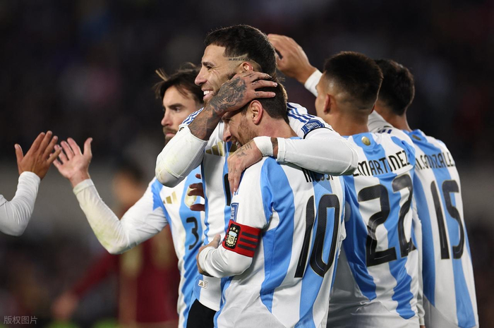 2021年金球奖与世足奖评选周期差异引发莱万与梅