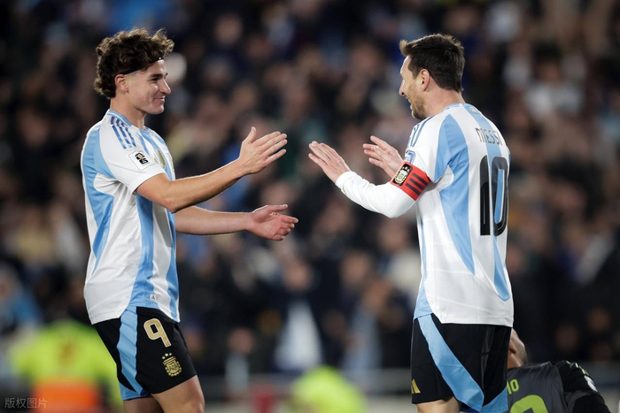 2021年金球奖与世足奖评选周期差异引发莱万与梅