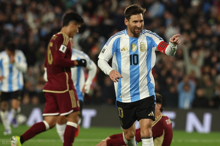 2021年金球奖与世足奖评选周期差异引发莱万与梅