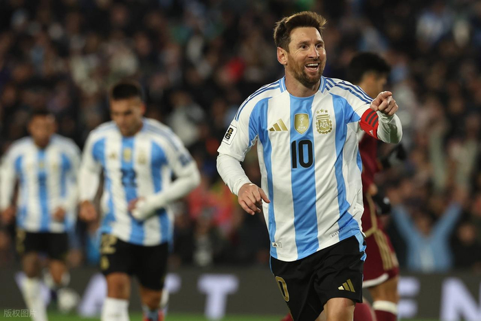 2021年金球奖与世足奖评选周期差异引发莱万与梅