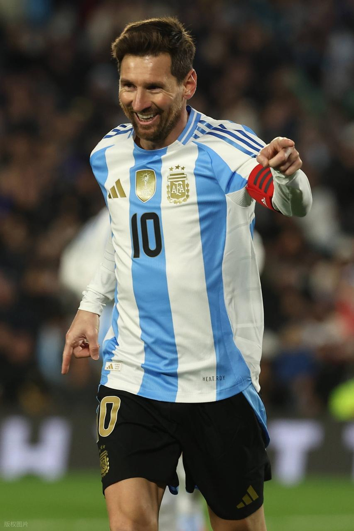 2021年金球奖与世足奖评选周期差异引发莱万与梅