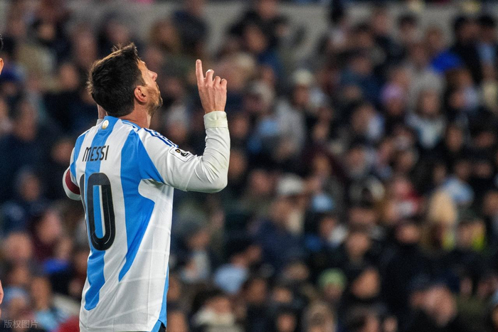 2021年金球奖与世足奖评选周期差异引发莱万与梅