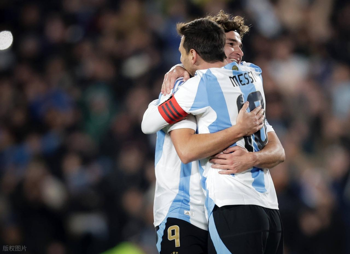 2021年金球奖与世足奖评选周期差异引发莱万与梅