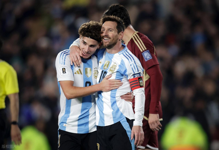 2021年金球奖与世足奖评选周期差异引发莱万与梅