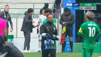 陈晋一任意球世界波助申花扳平国安，申花逆境