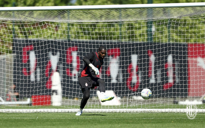 AC米兰全队集结备战意甲联赛迎战强敌