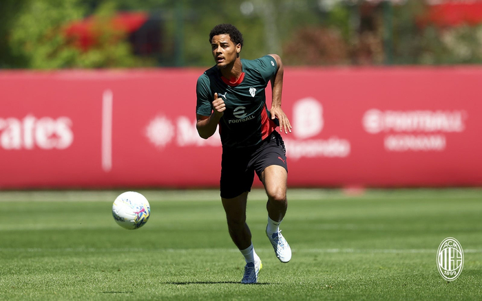 AC米兰全队集结备战意甲联赛迎战强敌