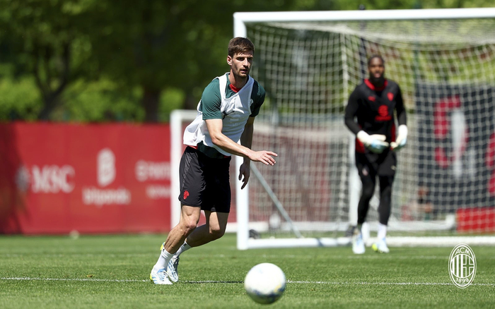 AC米兰全队集结备战意甲联赛迎战强敌