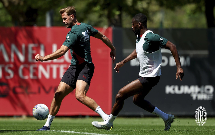 AC米兰全队集结备战意甲联赛迎战强敌