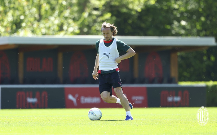 AC米兰全队集结备战意甲联赛迎战强敌