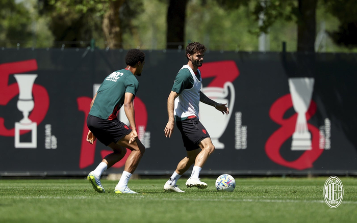 AC米兰全队集结备战意甲联赛迎战强敌