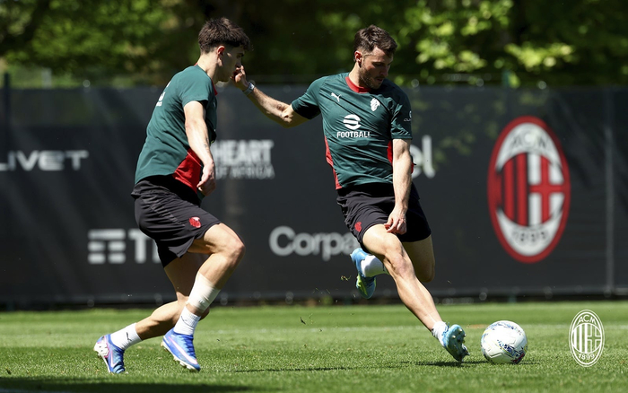 AC米兰全队集结备战意甲联赛迎战强敌