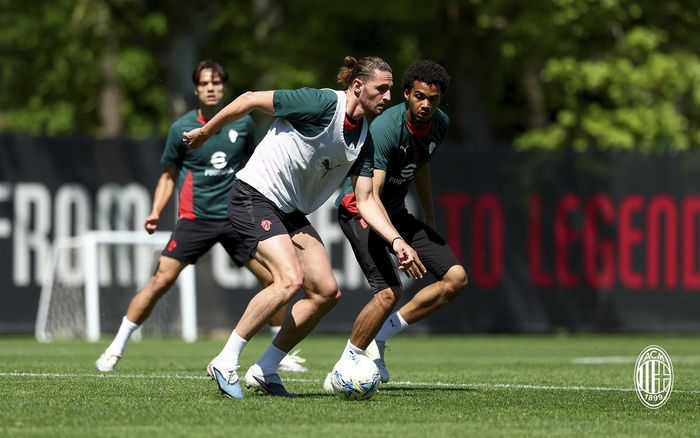 AC米兰全队集结备战意甲联赛迎战强敌